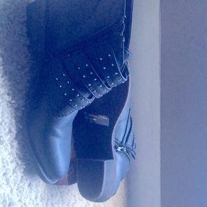 I'm trying to sell a new pair of women's boots.